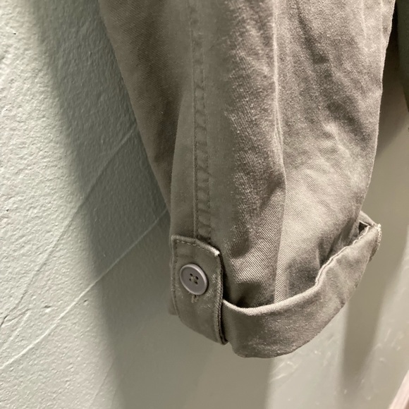 Talbots 
12P Capris Olive Green 
Elastic waist 
Front pockets - Picture 5 of 7